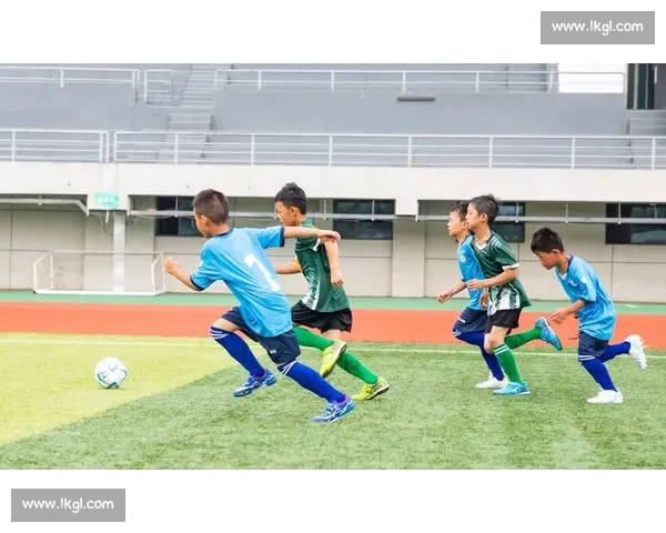 激战绿茵巅峰对决见证足球比赛激情与荣耀之夜战术智慧与团队精神的碰撞